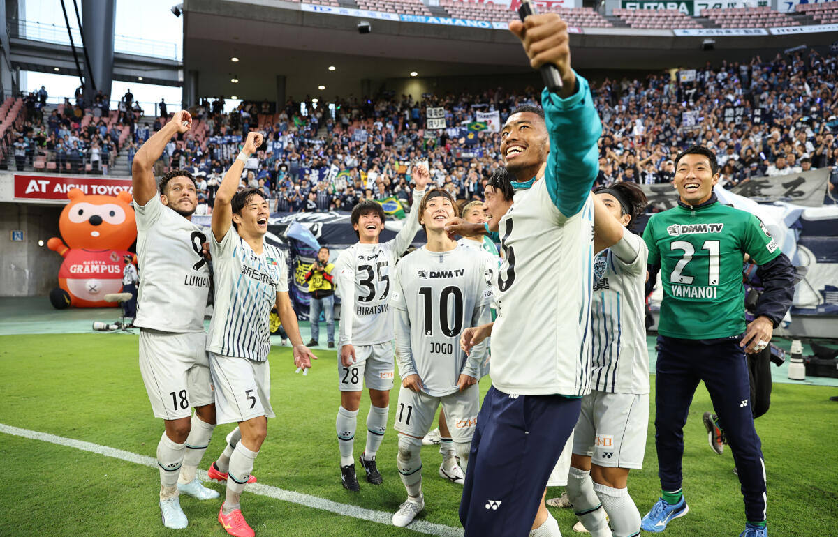 勝利の喜びを分かち合う福岡の選手たち