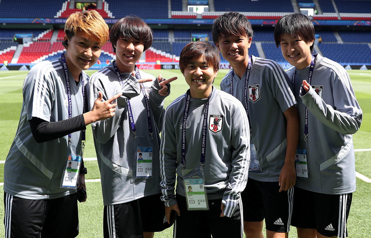 19年フランス女子W杯に出場した籾木結花(中央)と宝田沙織(最右)