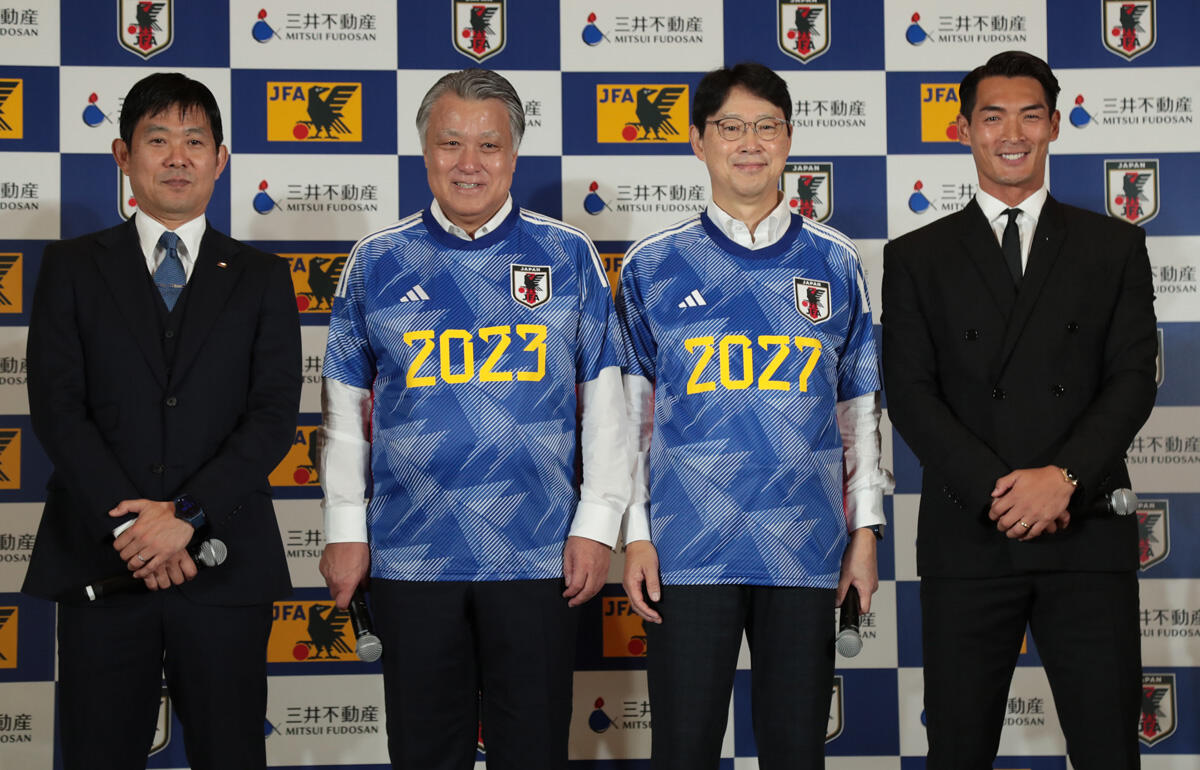 セレモニーに登場した森保一監督、田嶋幸三会長、植田俊社長、槙野智章氏(左から)