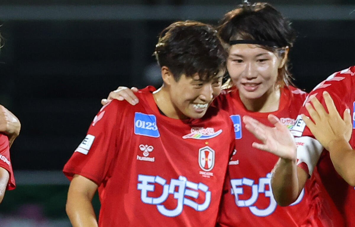 守屋都弥(右)と言葉を交わす水野蕗奈(左)