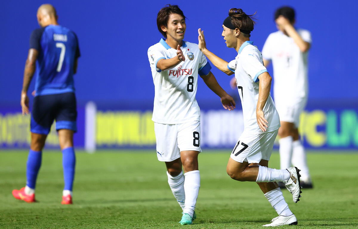 先制ゴールの遠野大弥(右)と豪快ミドルを決めた橘田健人