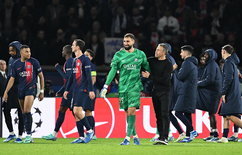 勝利を喜ぶルイス・エンリケ監督