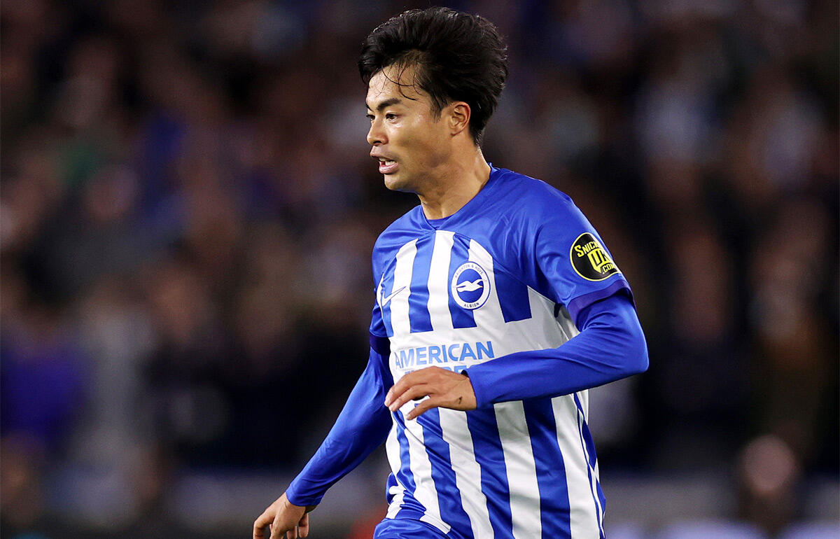 アヤックス戦ではマッチデイ・プログラムの表紙になった三笘薫