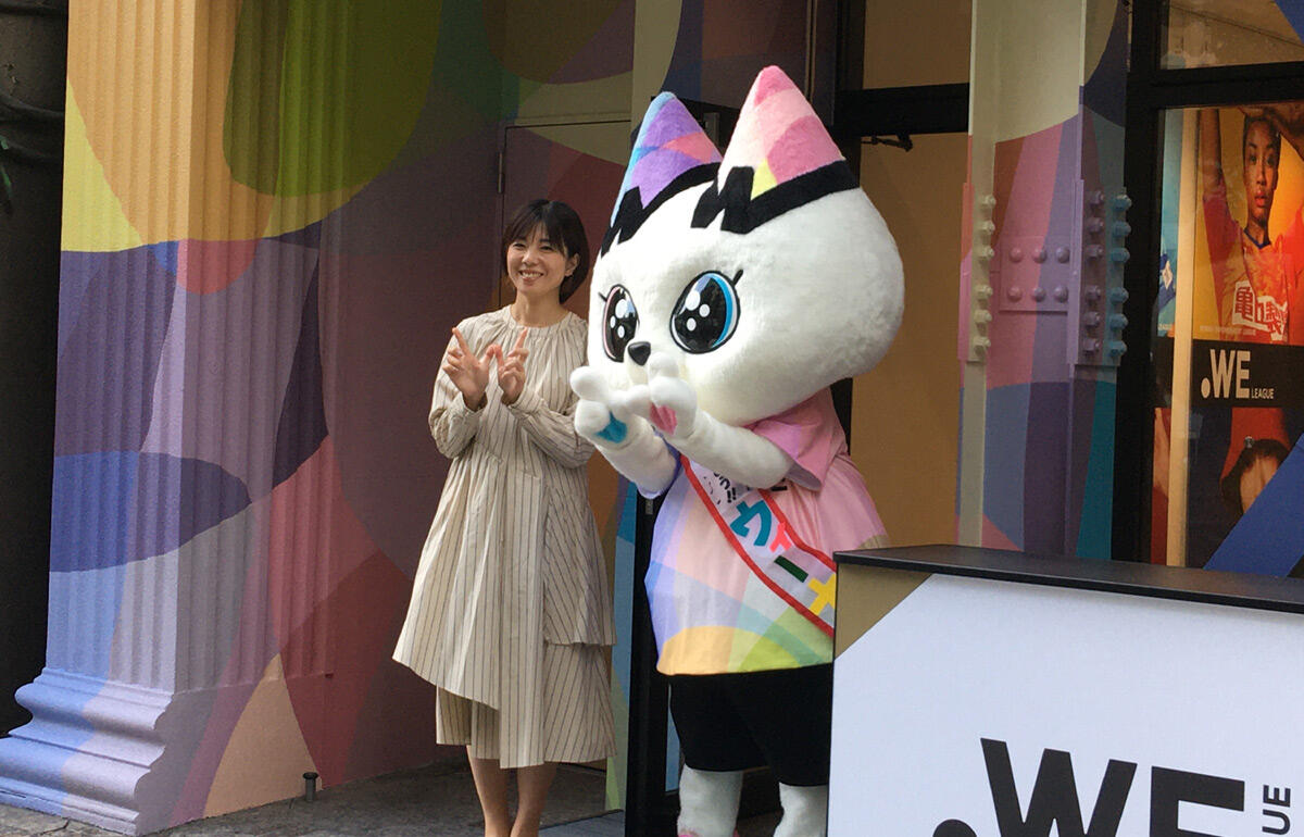 WEリーグの髙田春奈チェアとマスコットの「ウィーナ」