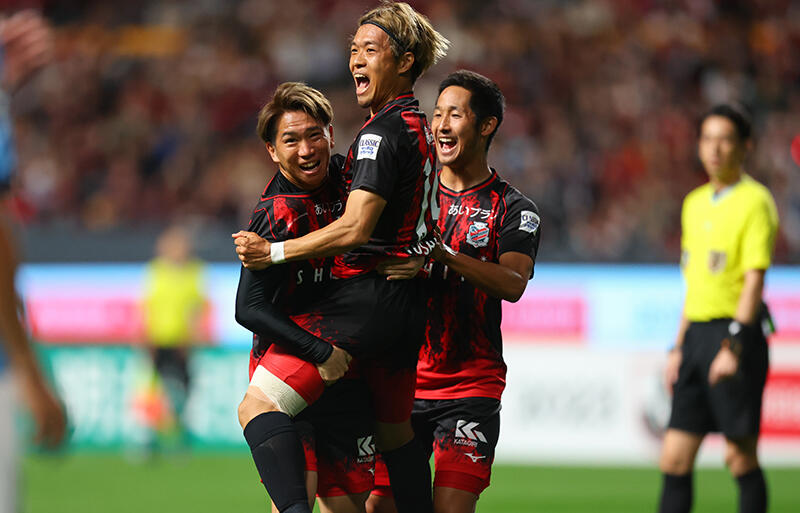 先制点を決めた駒井善成(写真中央)