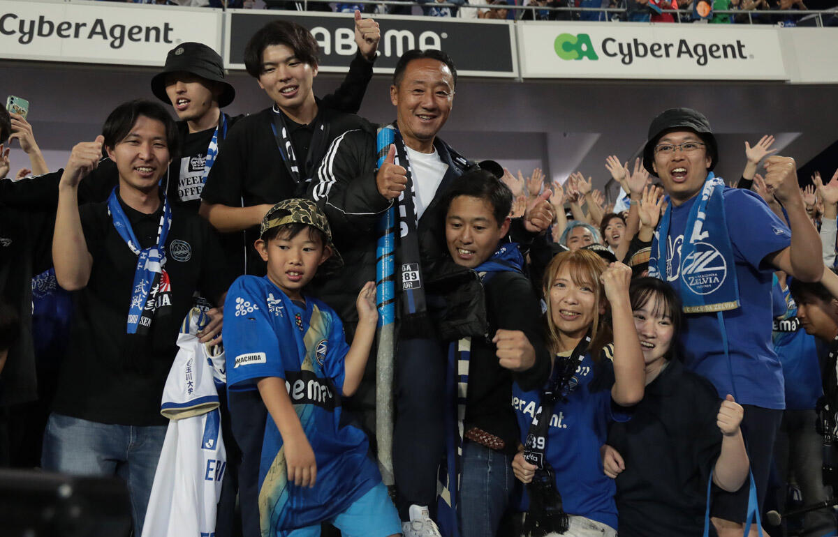 黒田剛監督は試合後にスタンドに上がってサポーターと記念撮影