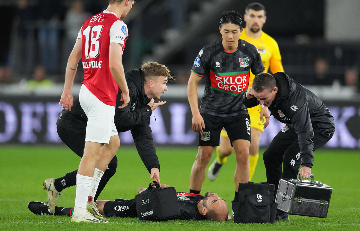 試合中に意識を失って倒れ込んだNECのドスト