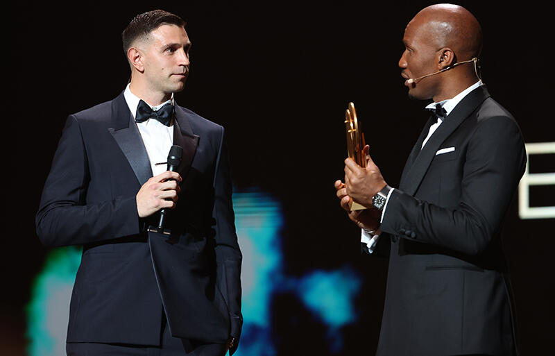 授賞式に参加したアルゼンチン代表GKエミリアーノ・マルティネス(左)