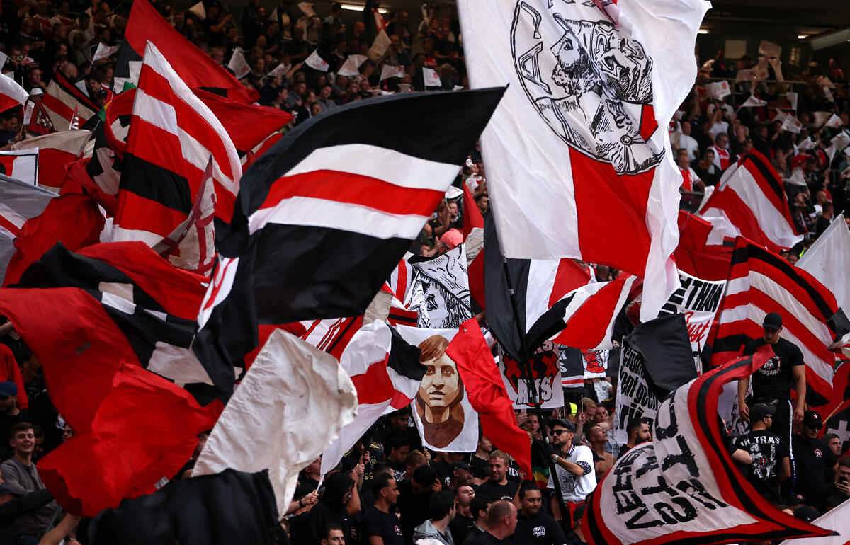 暴徒化した一部サポーターのせいでアヤックスが処分に