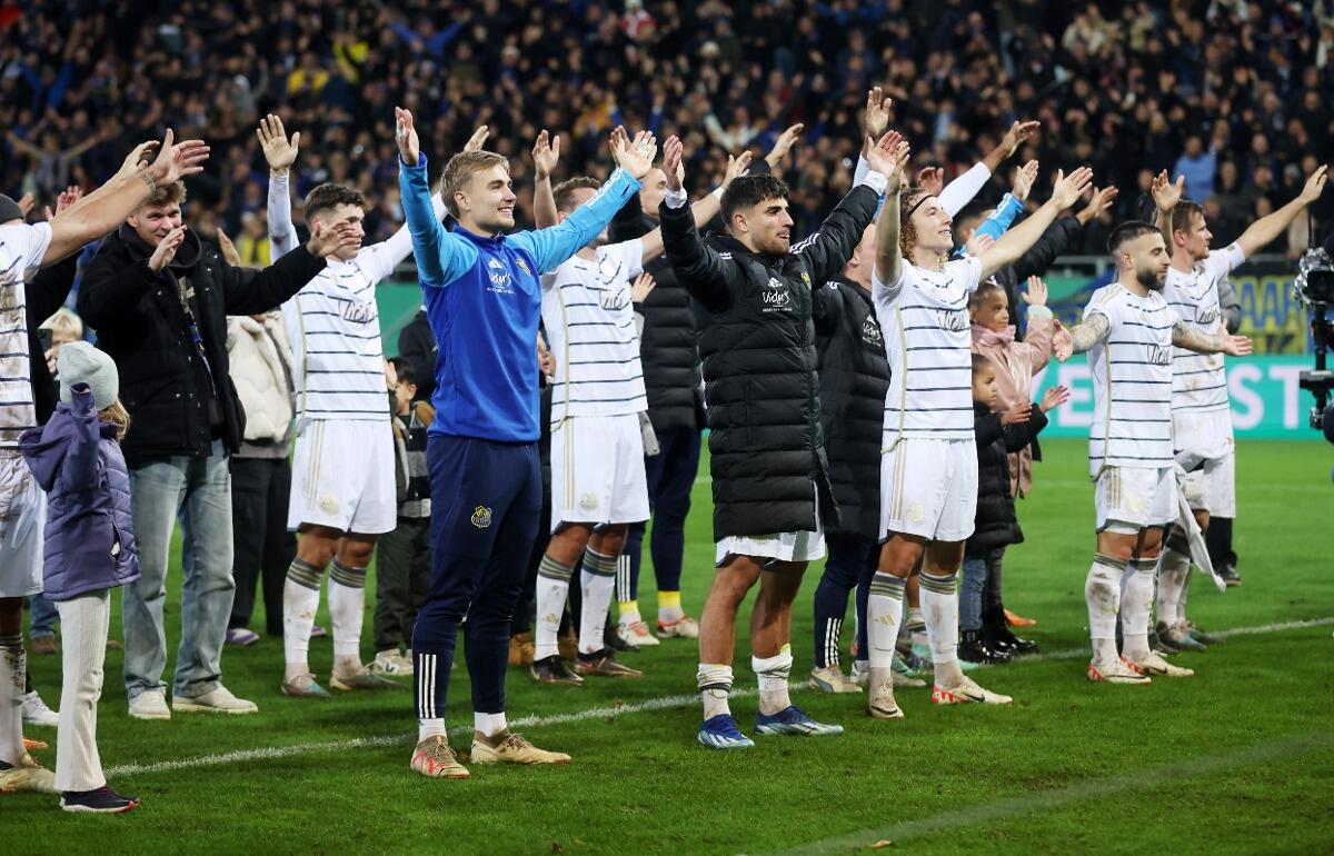 バイエルンに勝利したザールブリュッケンの選手たち