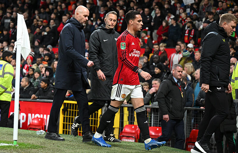 ホームで連敗となったマンチェスター・ユナイテッドのエリク・テン・ハグ監督(左)