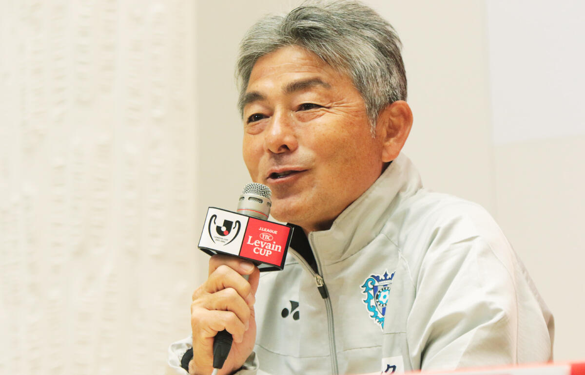 決勝前日会見に臨んだ福岡・長谷部茂利監督