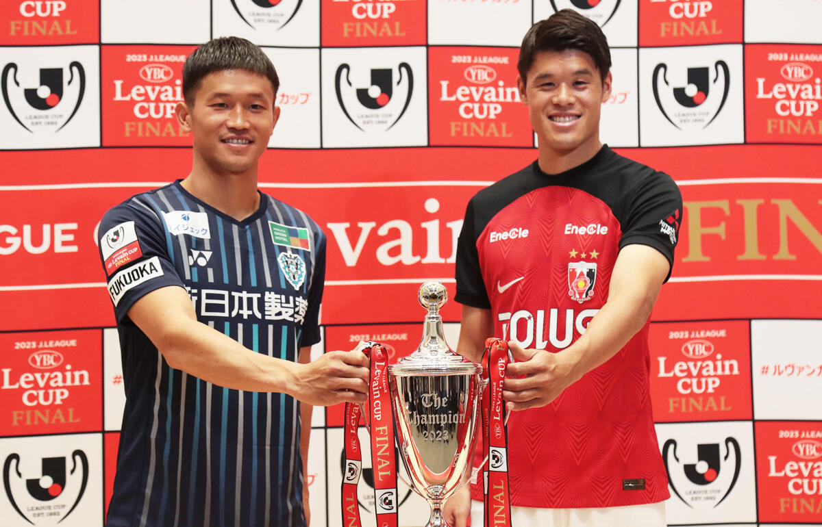 決勝前日会見に出席した奈良竜樹(福岡)と酒井宏樹(浦和)