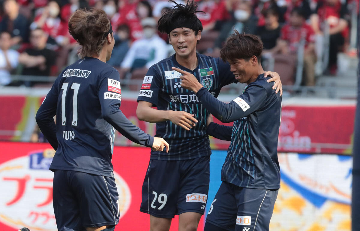 先制点を挙げた福岡MF前寛之(右)