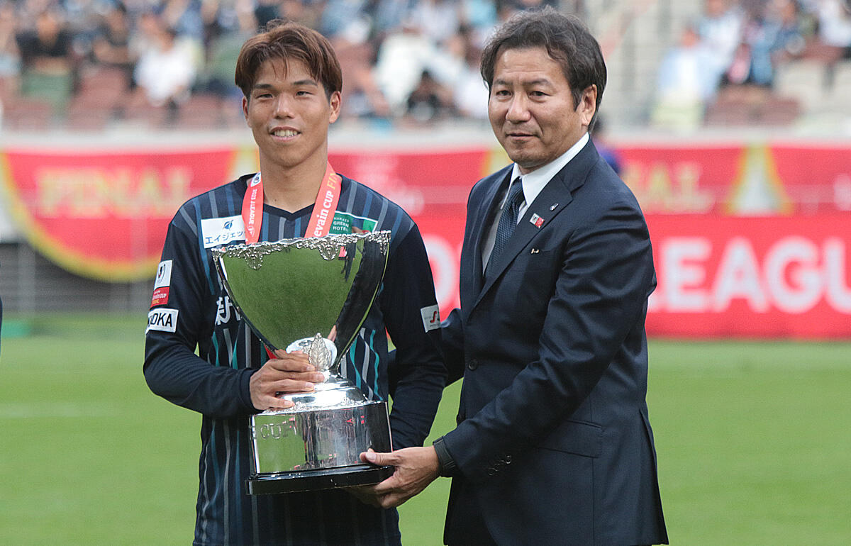 野々村芳和チェアマンは札幌時代から知るMF前寛之にトロフィーを渡す