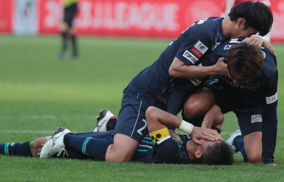 腕章を巻き浦和の攻撃を跳ね返した福岡DF奈良竜樹