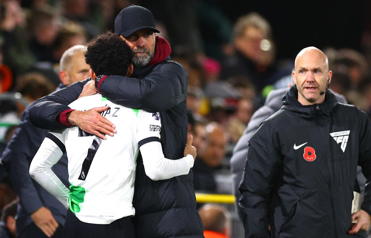 抱き合うルイス・ディアスとクロップ監督