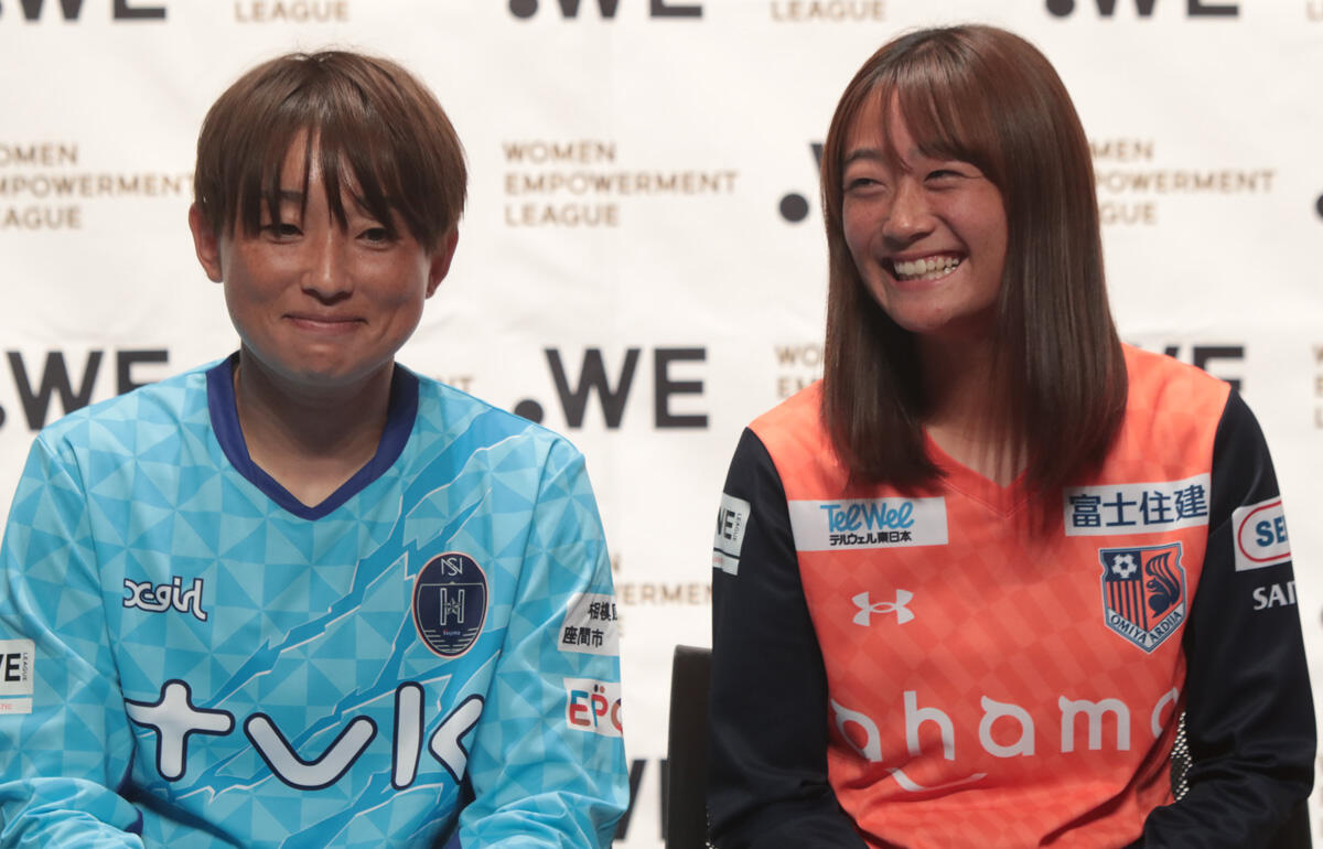 カンファレンスに登場したGK久野吹雪(N相模原)とMF大島暖菜(大宮V)