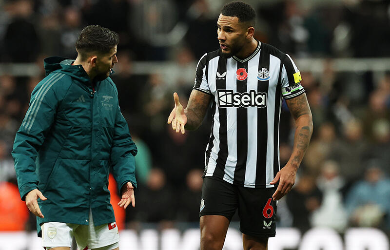 握手拒否のMFジョルジーニョ(左)に不満を示すDFジャマール・ラッセルズ(右)