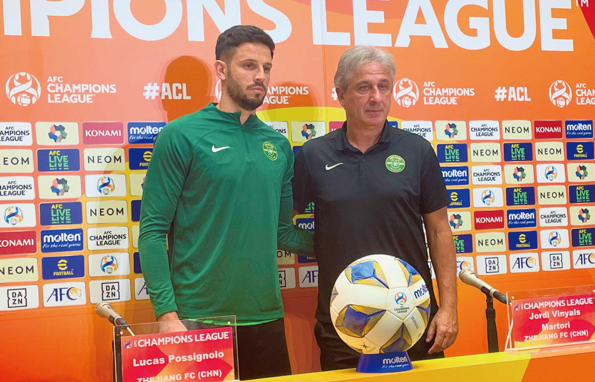 浙江職業FCのDFポシニョーロ(左)とヴィニャルス監督(右)