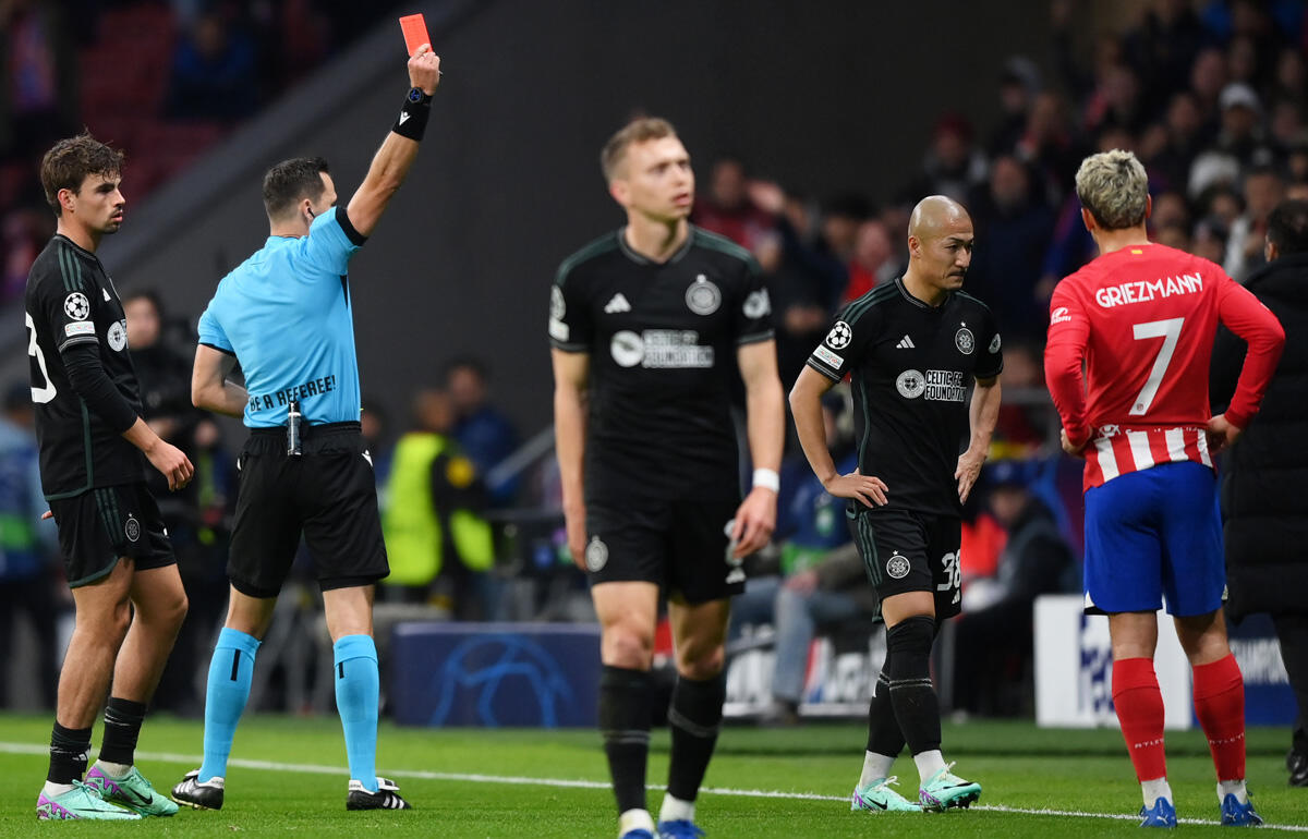 前田大然は試合早々のチャレンジで一発退場に