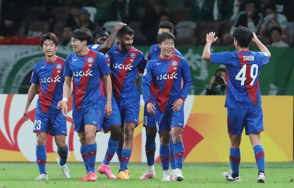 決勝ゴールを決めたジェトウリオを祝う甲府の選手たち