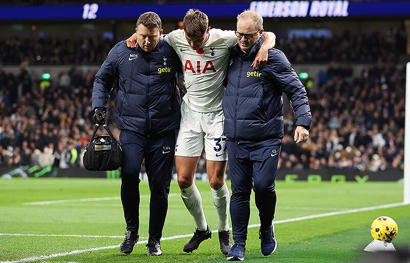 チェルシー戦で負傷したファン・デ・フェン