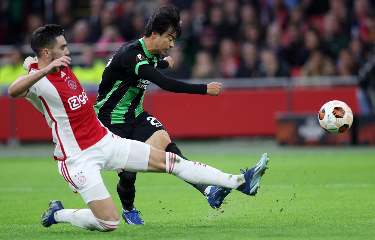 アヤックス戦にフル出場した三笘薫はまずまずの評価