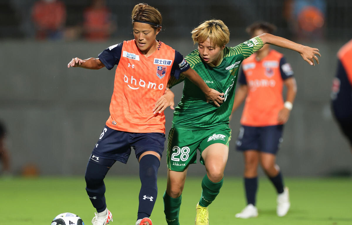 有吉佐織(大宮V/左)と競り合う船木和夏(東京NB/右)