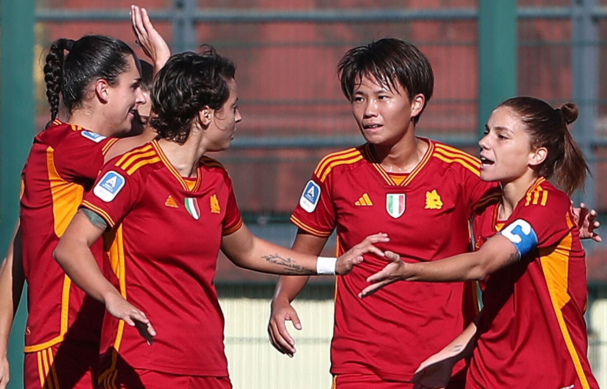 なでしこジャパンに続き、ローマでもゴールを決めた南萌華(右から2人目)