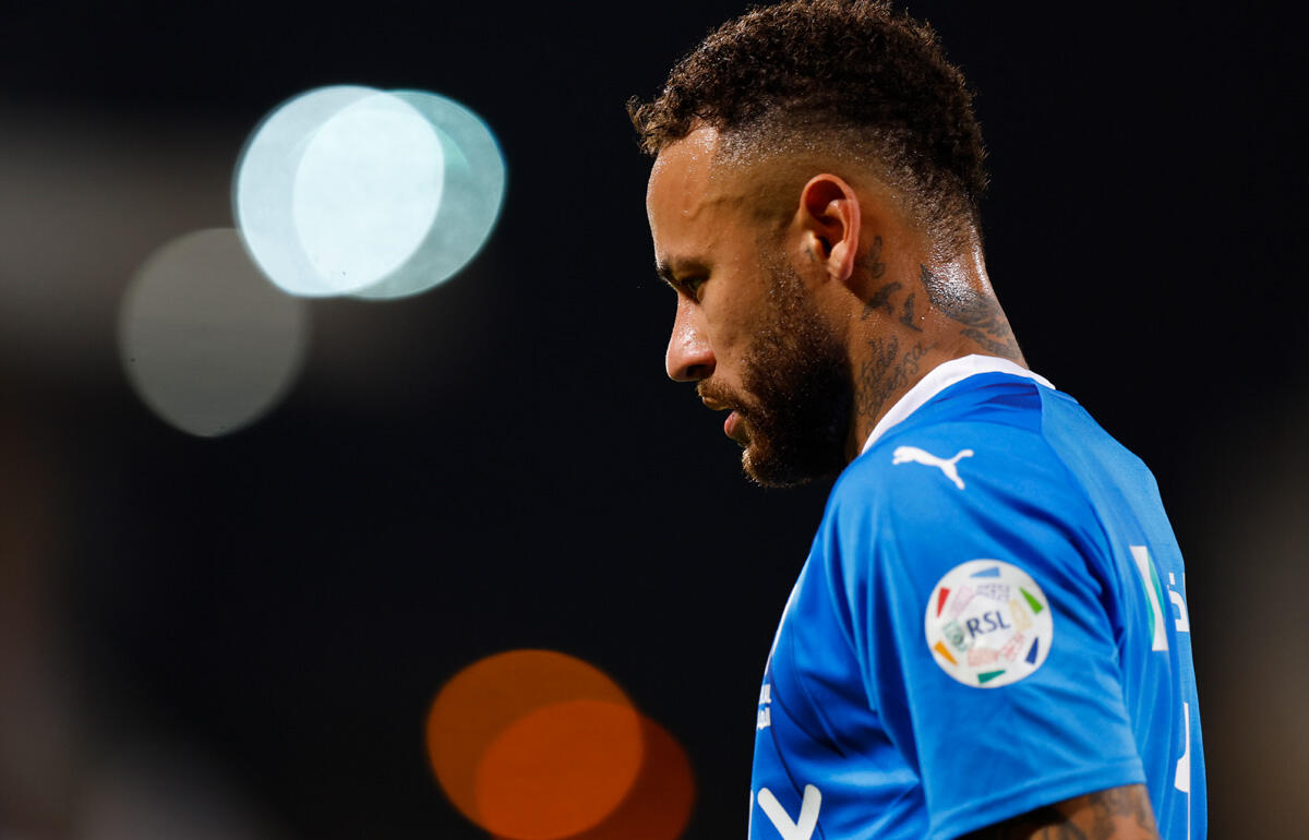 ヒザの手術を受け6カ月は離脱と見られるネイマール