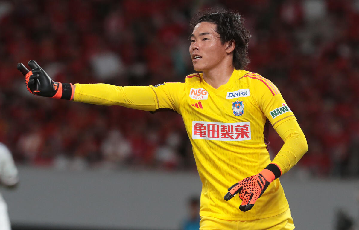 新潟のゴールを守るGK小島亨介