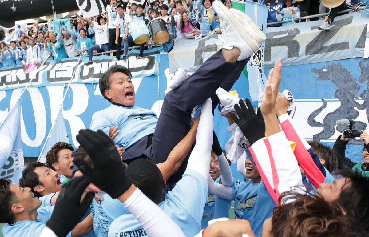 J1昇格が決定し胴上げされる磐田・横内昭展監督