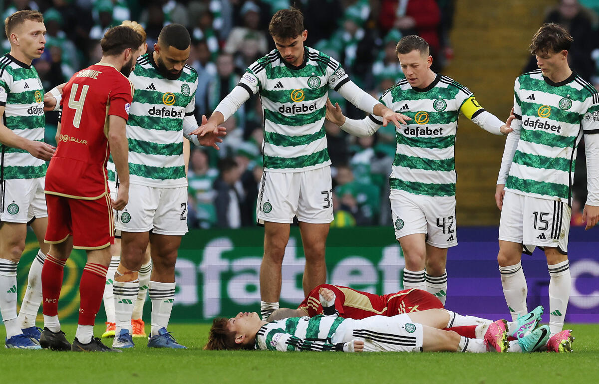 古橋の様子を心配そうに見守るチームメイト