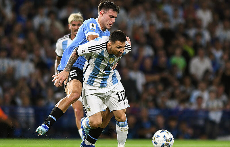 マッチアップしたメッシとウガルテ