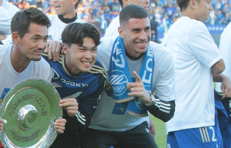 出番がないまま町田を退団するストイシッチ(右)