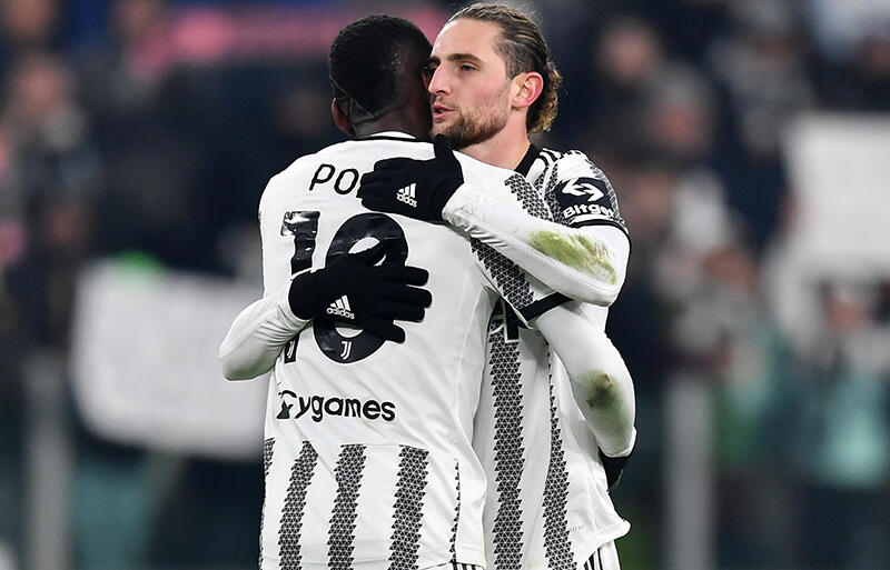 出場停止中のMFポール・ポグバ(左)を擁護するMFアドリアン・ラビオ(右)