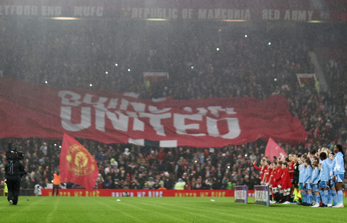 オールド・トラッフォードでの初となる女子マンチェスター・ダービーが行われた