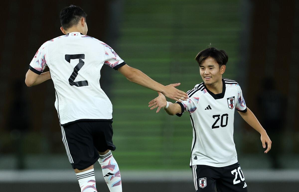 日本代表DF菅原由勢(AZ)と日本代表MF久保建英(レアル・ソシエダ)