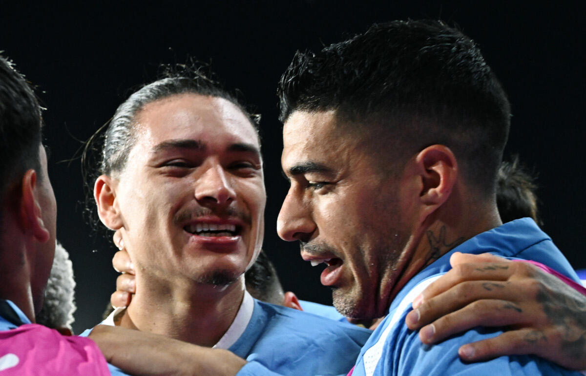 ヌニェス(左)を称賛したスアレス