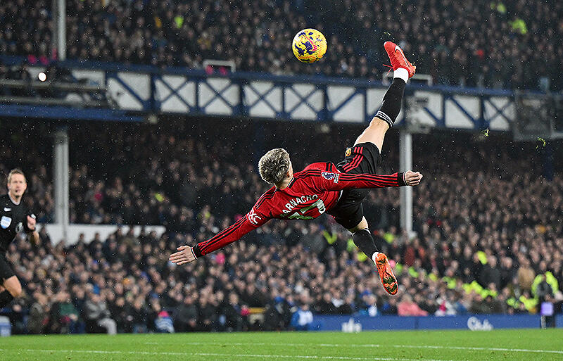 ガルナチョが驚愕のバイシクル弾