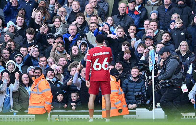 マンチェスター・シティファンに向けポーズをとるDFトレント・アレクサンダー＝アーノルド