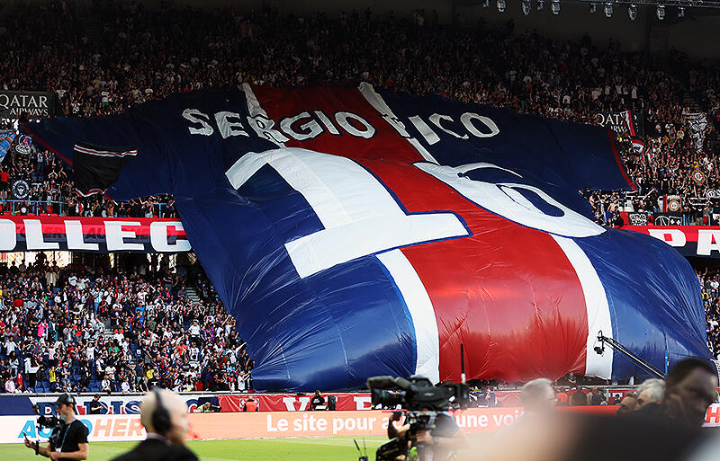 ホームサポーターがリコの帰還を祝う