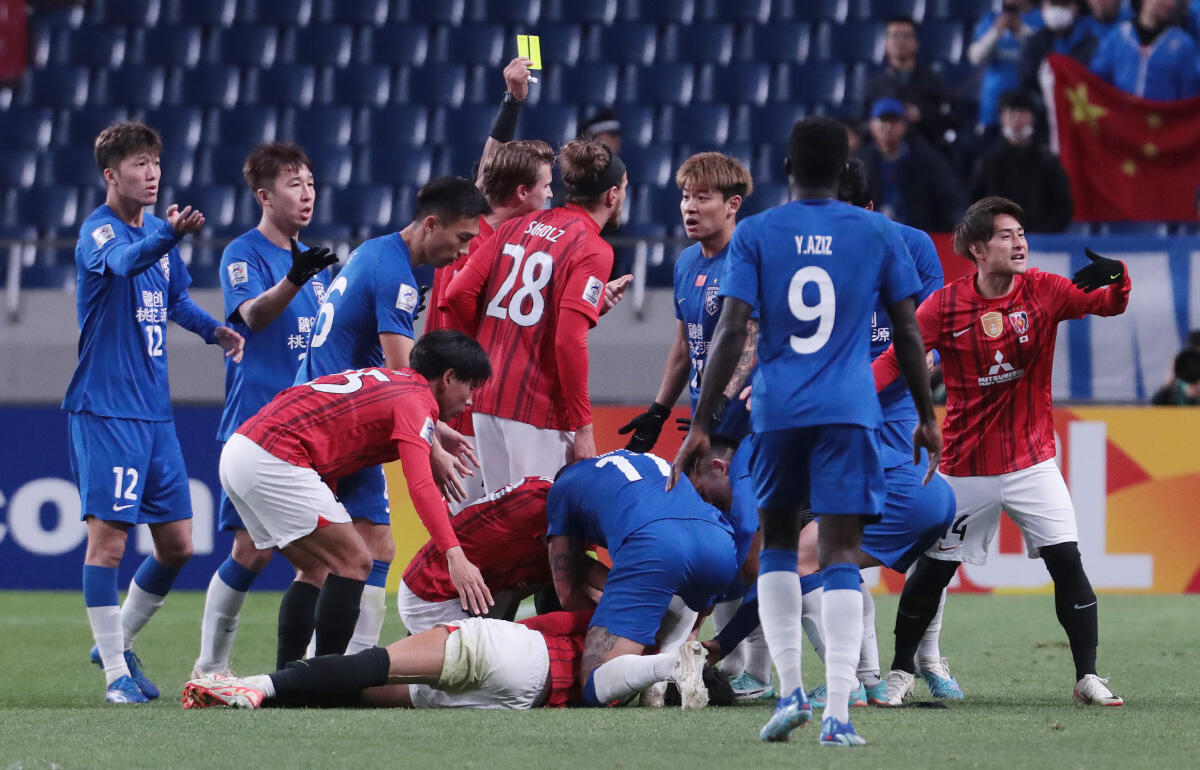 髙橋利樹は前半終了前に相手選手と激突し交代