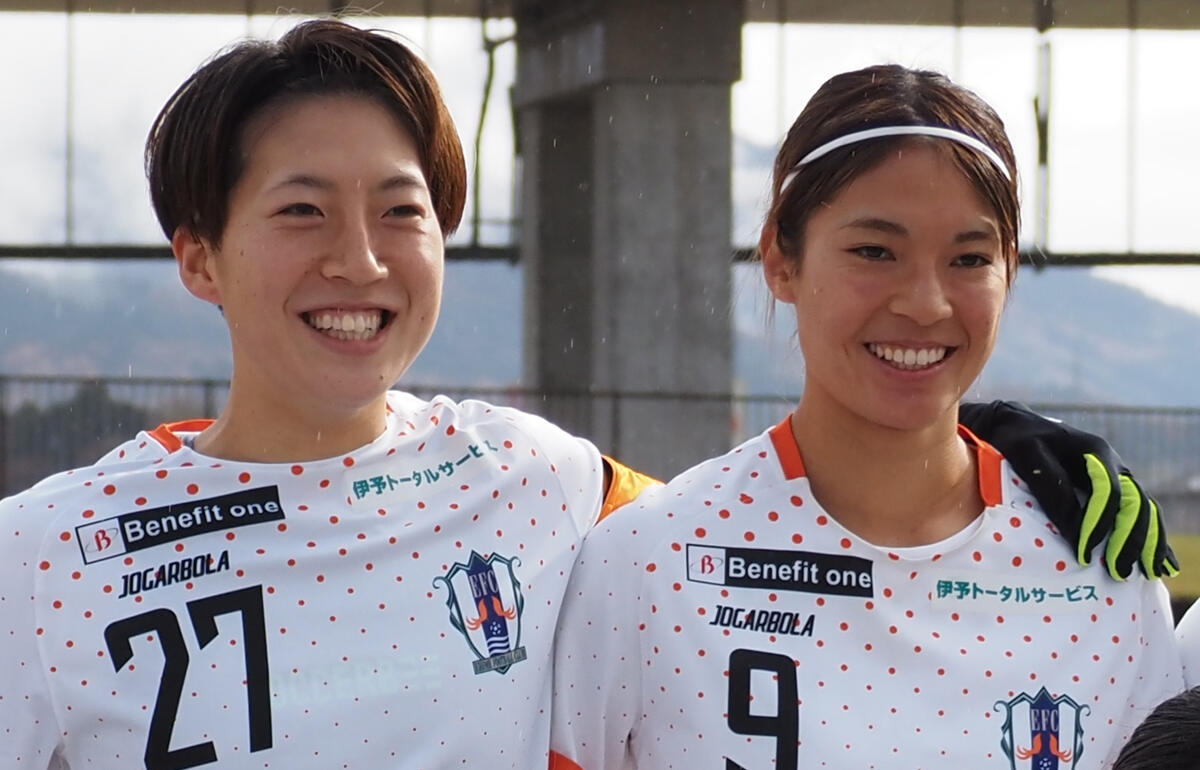 先制点を挙げた愛媛Lの久保田晴香(右)