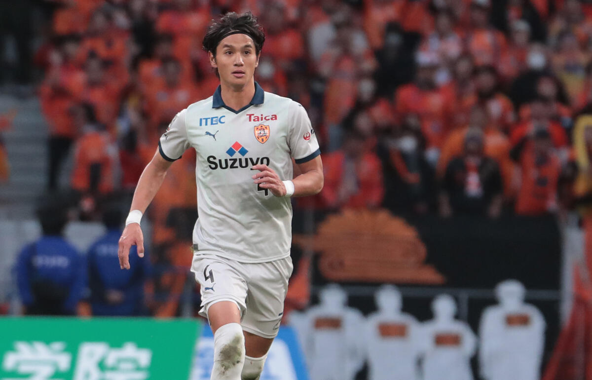 痛恨のファウルでPKを与えてしまった高橋祐治