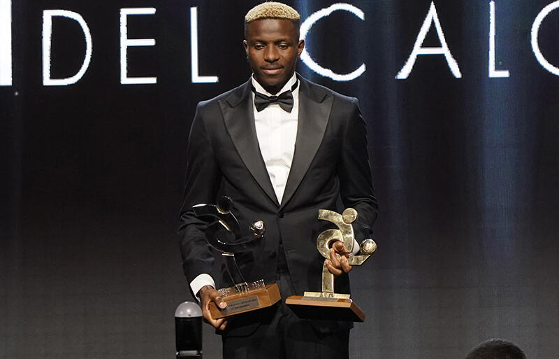 年間最優秀選手に輝いたナポリのFWビクター・オシムヘン