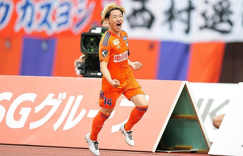 ベストヤングプレーヤー賞を受賞した新潟MF三戸舜介