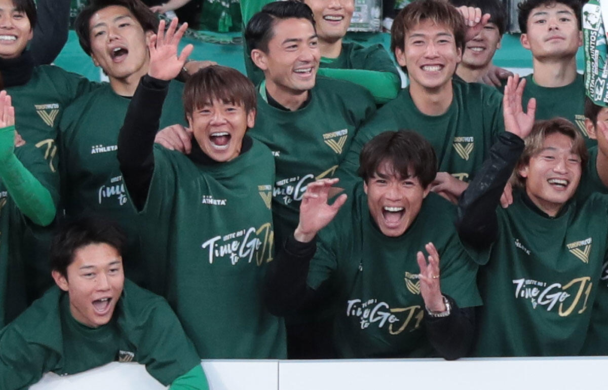 東京Vを退団するMF梶川諒太(左)、MF小池純輝(右)