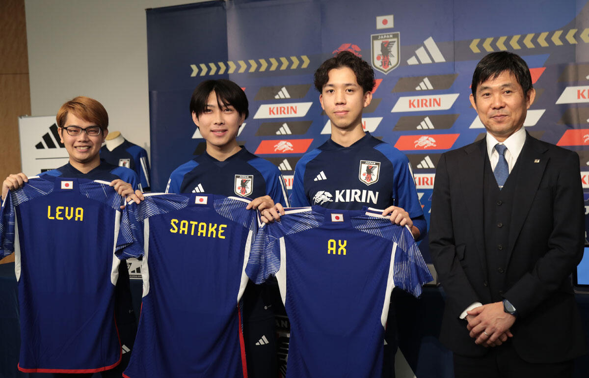 eアジアカップに出場するLeva選手、SATAKE選手、Ax選手と森保一監督